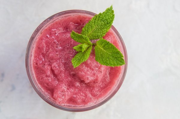 Berry smoothie with banana? Experts suggest replacing this type of fruit based on 1 health factors