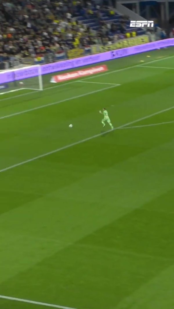 See you for a long time 🤣Dutch players scored a 39-meter long own, and the goalkeeper was crazy about chasing back and couldn t make it back.